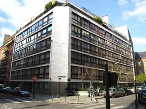 Location saisonnière appartement F2 avec jardin a paris. Photographie de l'immeuble parisien où se situe l'apartement à louer.